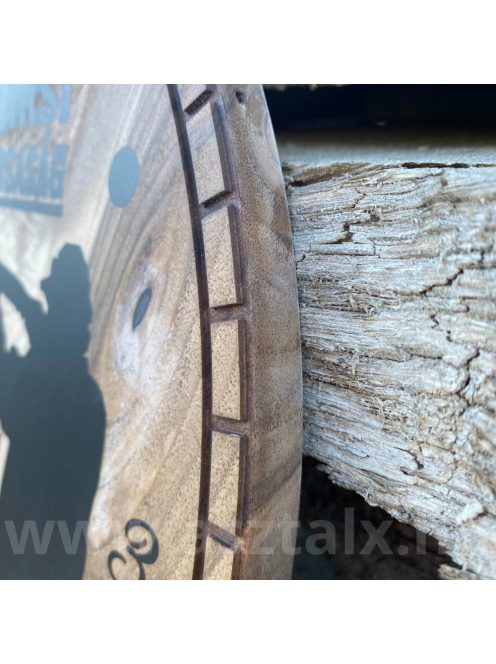 Vadász - epoxy-tömörfa falióra diófából 40 cm